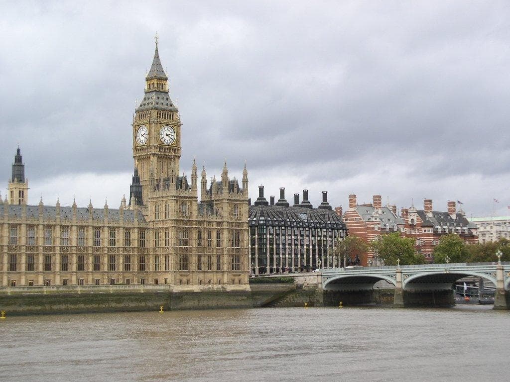 Böyük Britaniya şirkətlər üçün yeni davamlılıq və iqlim hesabat standartları elan edib