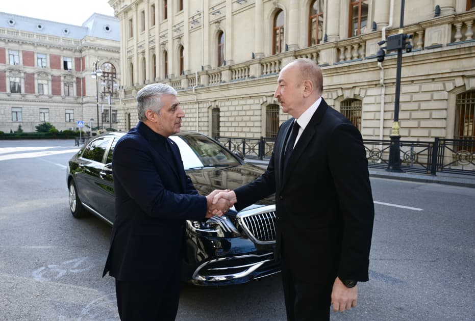 Prezident İlham Əliyev İranın ölkəmizdəki səfirliyində olub, başsağlığı verib - Şəkil 5