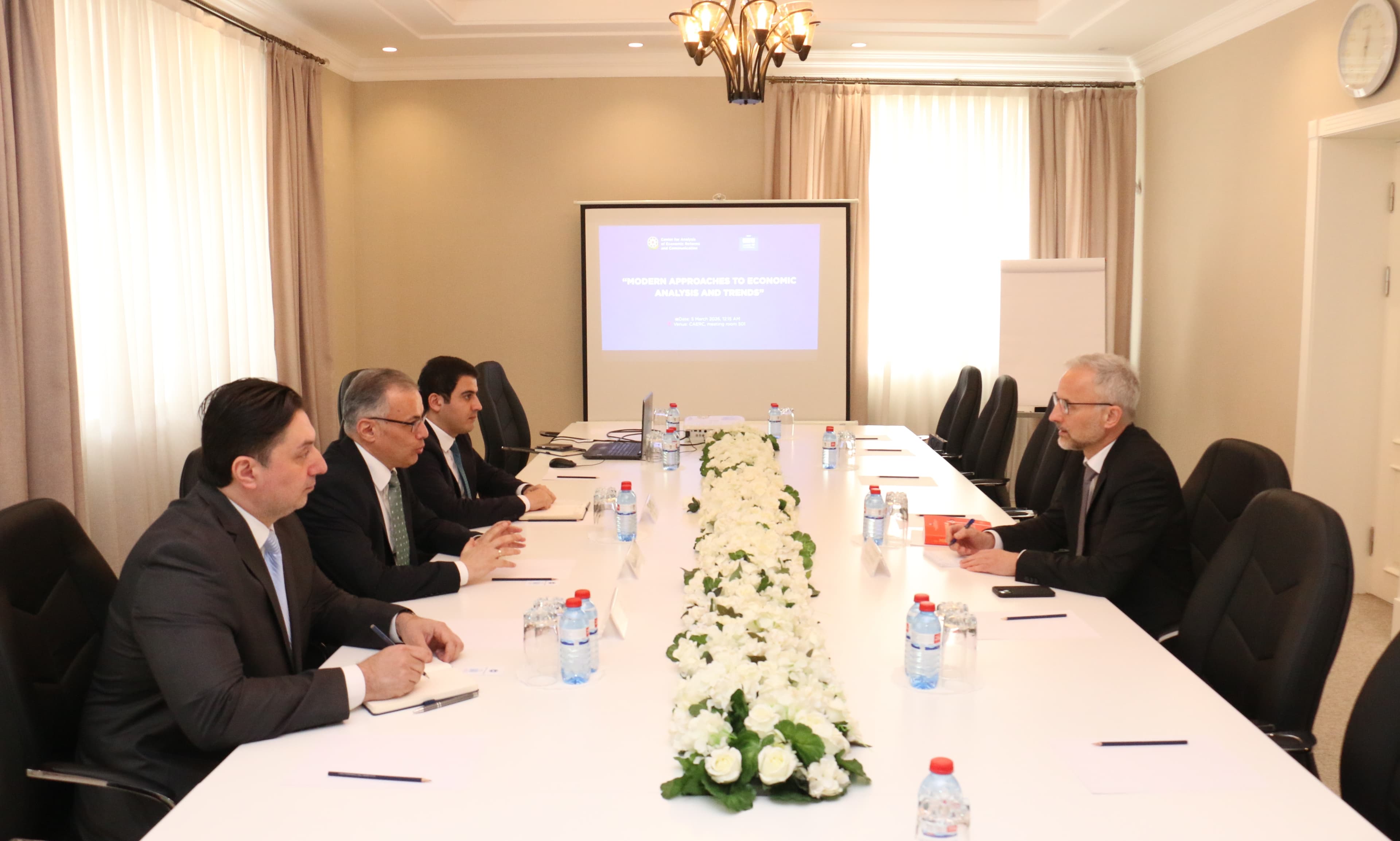 Vüsal Qasımlı BVF-nin regional direktorunu qəbul edib