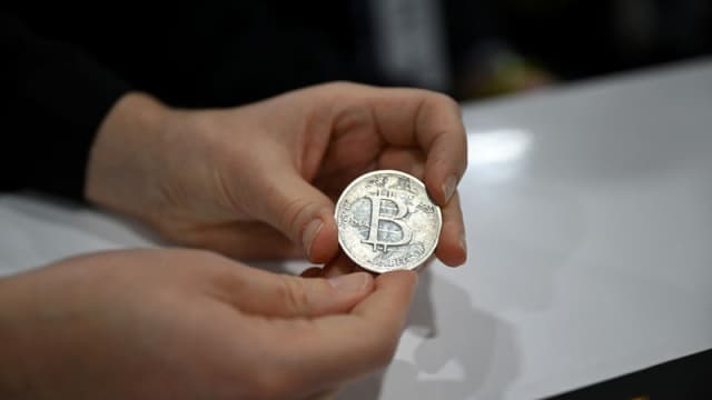 Bitcoin 92 min dolların altını test etdi
