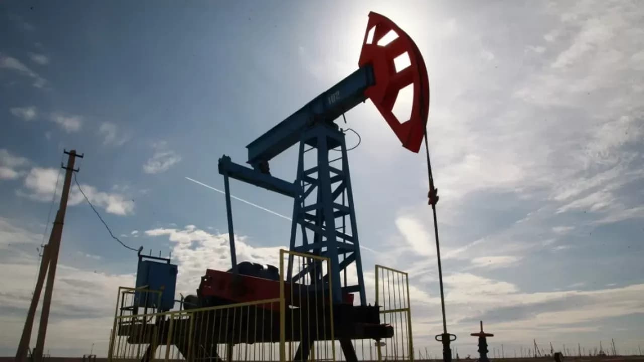 Brent nefti ucuzlaşaraq $99,71-ə düşsə də, həftəni artımla başa vurur