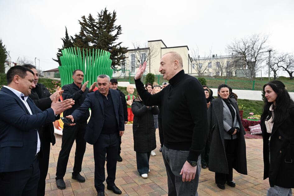 Prezident İlham Əliyev və Birinci xanım Mehriban Əliyeva Xanoba kəndində bərpa işləri ilə tanış olublar - Şəkil 1