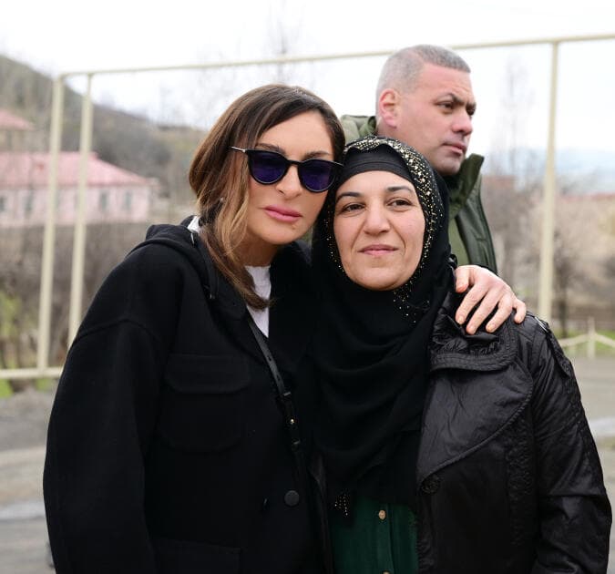 Prezident İlham Əliyev və Birinci xanım Mehriban Əliyeva Xanoba kəndində bərpa işləri ilə tanış olublar - Şəkil 3
