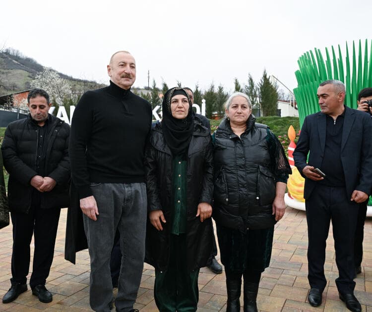 Prezident İlham Əliyev və Birinci xanım Mehriban Əliyeva Xanoba kəndində bərpa işləri ilə tanış olublar - Şəkil 7