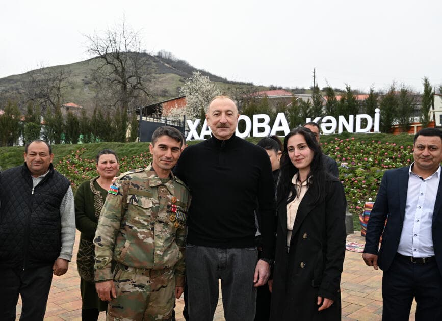 Prezident İlham Əliyev və Birinci xanım Mehriban Əliyeva Xanoba kəndində bərpa işləri ilə tanış olublar - Şəkil 9