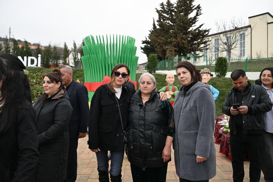 Prezident İlham Əliyev və Birinci xanım Mehriban Əliyeva Xanoba kəndində bərpa işləri ilə tanış olublar - Şəkil 10