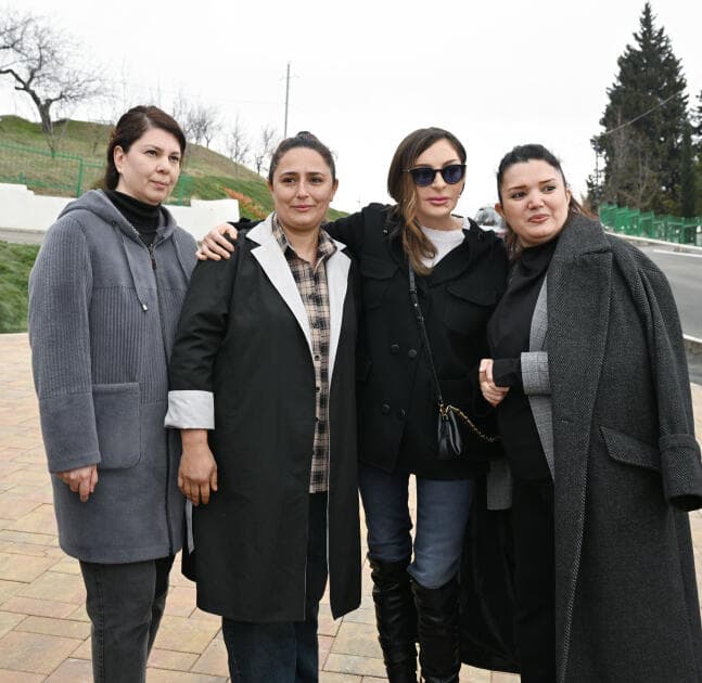 Prezident İlham Əliyev və Birinci xanım Mehriban Əliyeva Xanoba kəndində bərpa işləri ilə tanış olublar - Şəkil 16