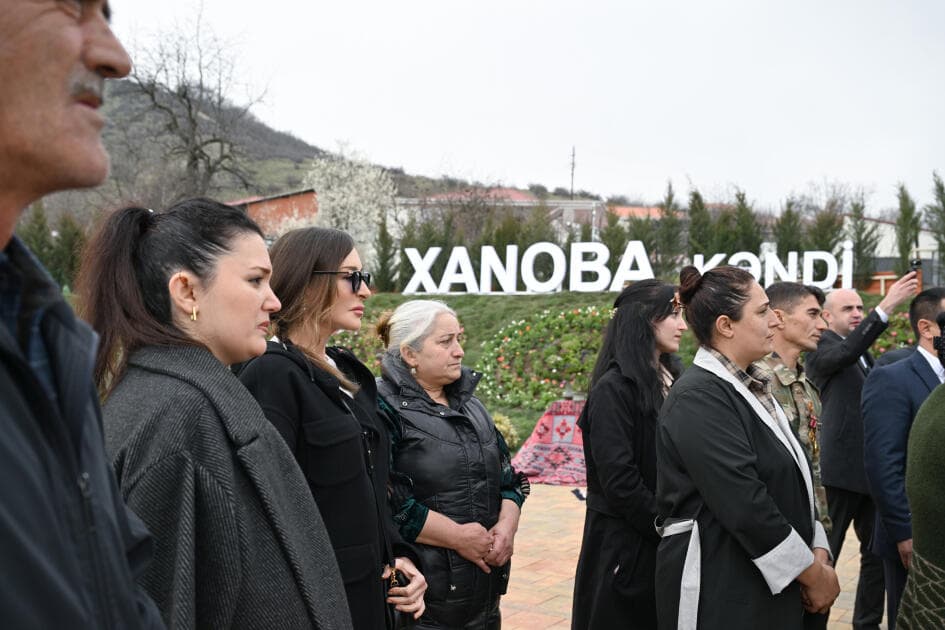 Prezident İlham Əliyev və Birinci xanım Mehriban Əliyeva Xanoba kəndində bərpa işləri ilə tanış olublar - Şəkil 17