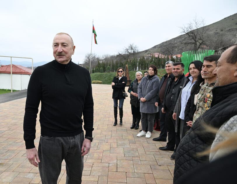 Prezident İlham Əliyev və Birinci xanım Mehriban Əliyeva Xanoba kəndində bərpa işləri ilə tanış olublar - Şəkil 28