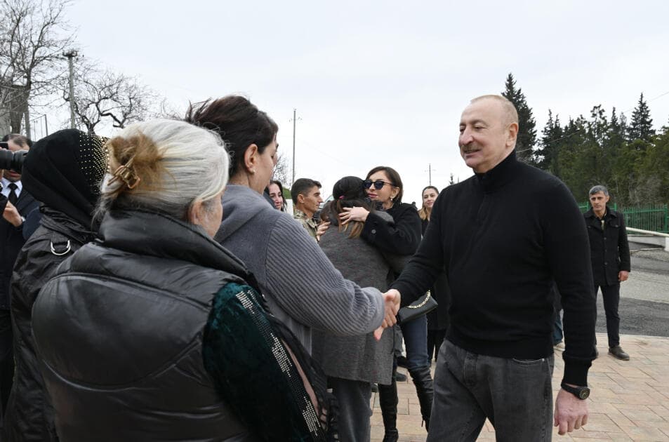 Prezident İlham Əliyev və Birinci xanım Mehriban Əliyeva Xanoba kəndində bərpa işləri ilə tanış olublar - Şəkil 32
