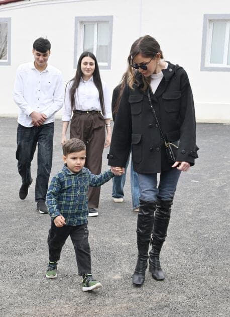 Prezident İlham Əliyev və Birinci xanım Mehriban Əliyeva Xanoba kəndində bərpa işləri ilə tanış olublar - Şəkil 39