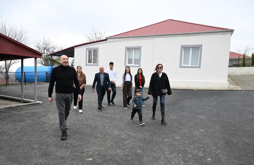 Prezident İlham Əliyev və Birinci xanım Mehriban Əliyeva Xanoba kəndində bərpa işləri ilə tanış olublar - Şəkil 40