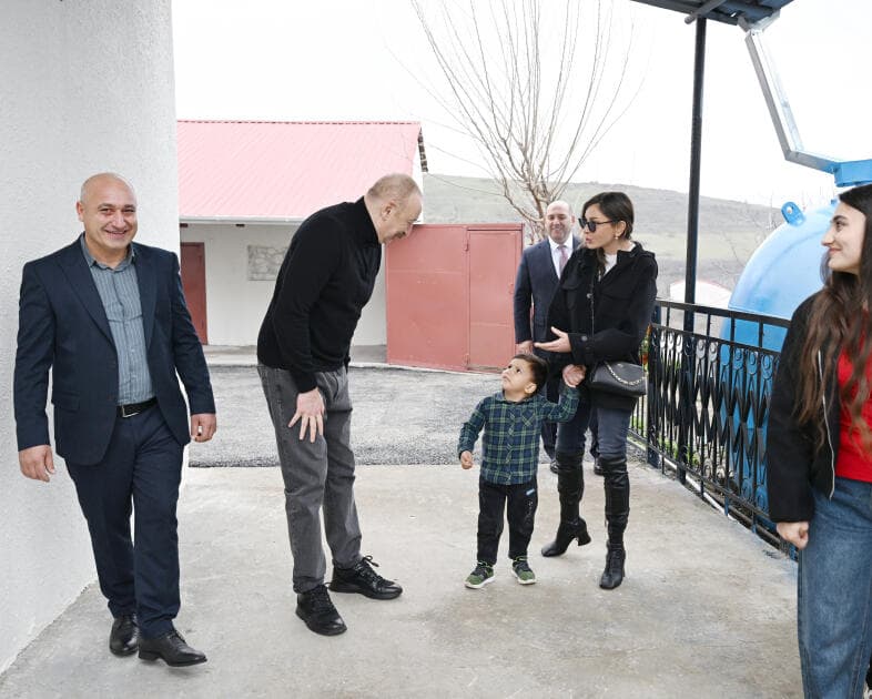 Prezident İlham Əliyev və Birinci xanım Mehriban Əliyeva Xanoba kəndində bərpa işləri ilə tanış olublar - Şəkil 44