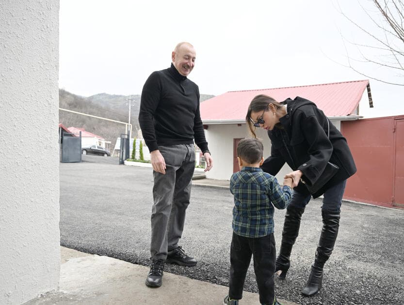 Prezident İlham Əliyev və Birinci xanım Mehriban Əliyeva Xanoba kəndində bərpa işləri ilə tanış olublar - Şəkil 45