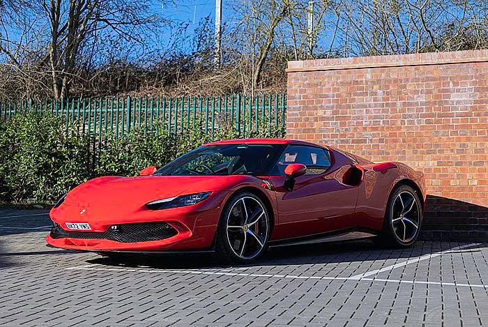 Ferrari Yaxın Şərqə avtomobil tədarükünü müvəqqəti dayandırıb