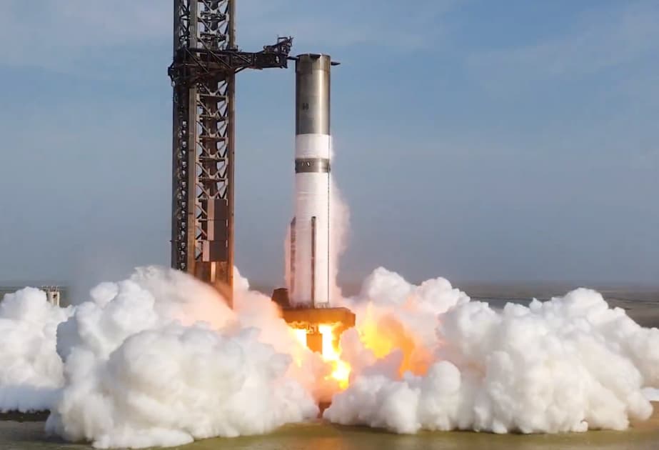 “SpaceX” “Heavy Booster” sürətləndiricisinin ilk atəş sınağını uğurla keçirib
