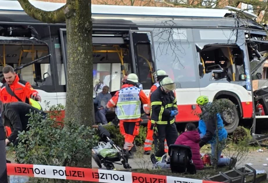 Hamburqda avtobus qəzası: 17 nəfər xəsarət alıb