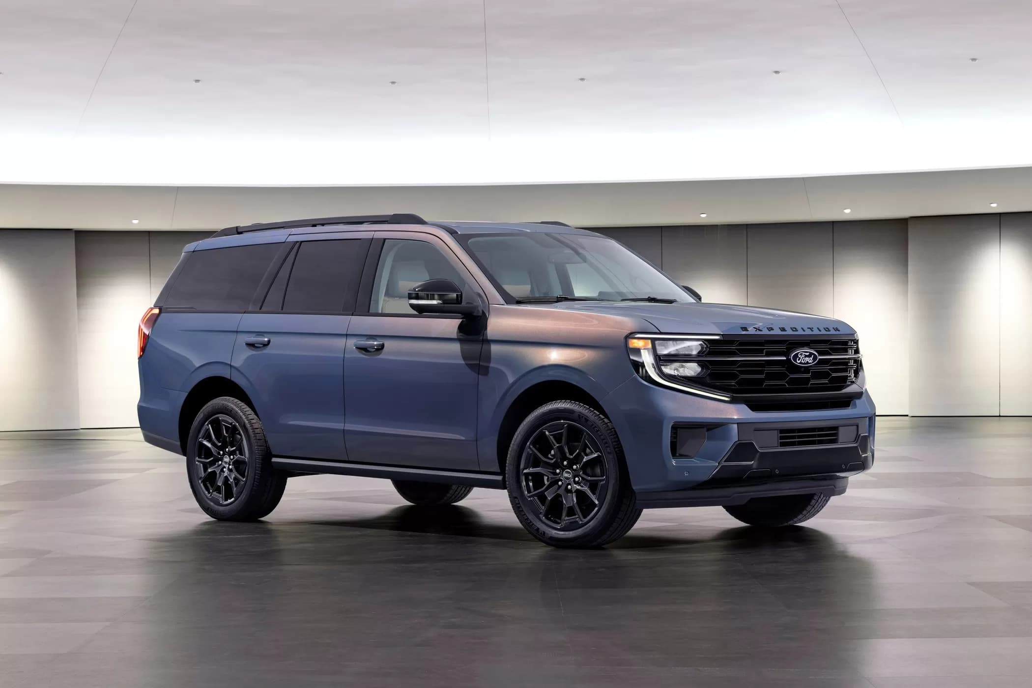 Ford Expedition 30 illiyini Mustang Dark Horse rəngi ilə qeyd edir