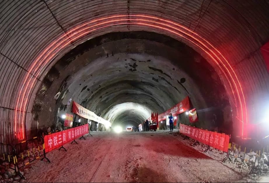 Çində sualtı dəmir yolu tuneli dünya rekordunu qırdı