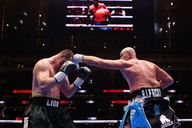 Tayson Fyuri Londonda Arslanbek Məhmudovu məğlub etdi
