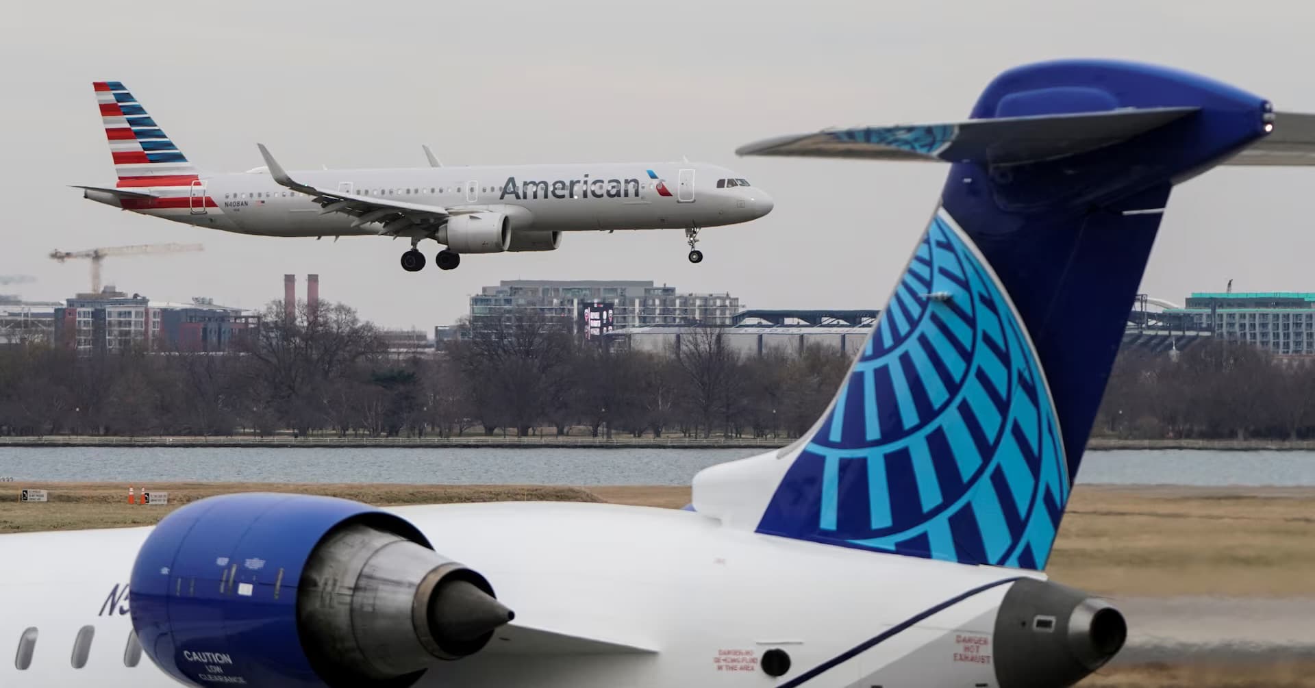 United Airlines rəhbəri American Airlines ilə mümkün birləşməni müzakirə edib