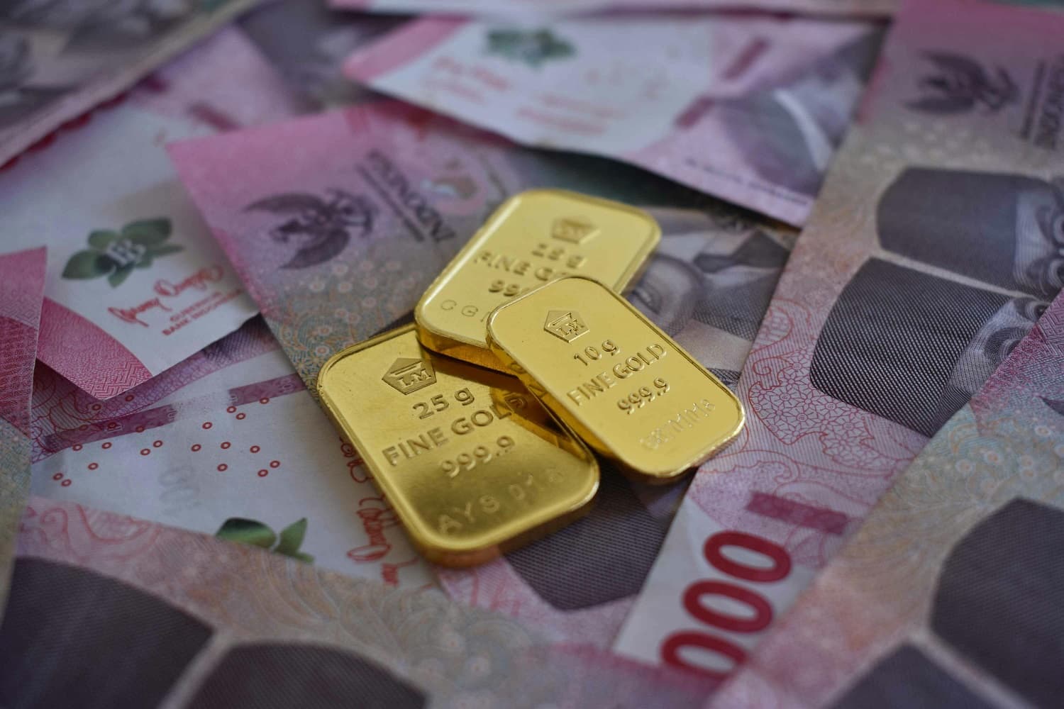 Qızılın qiyməti 4900 dolları keçdi