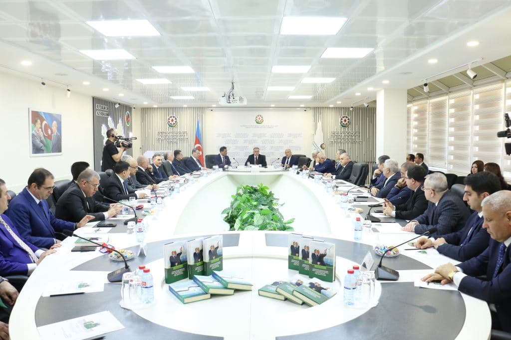 Azərbaycanın enerji siyasəti və perspektivləri yeni kitabda - Şəkil 2