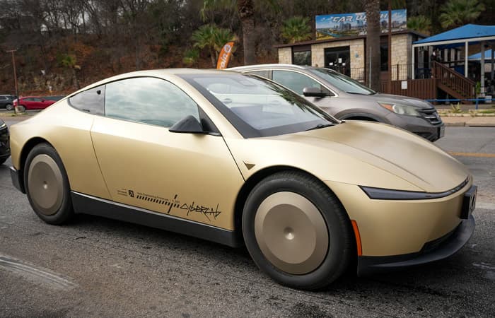 Tesla sükan və pedalı olmayan Cybercab istehsalına başlayıb