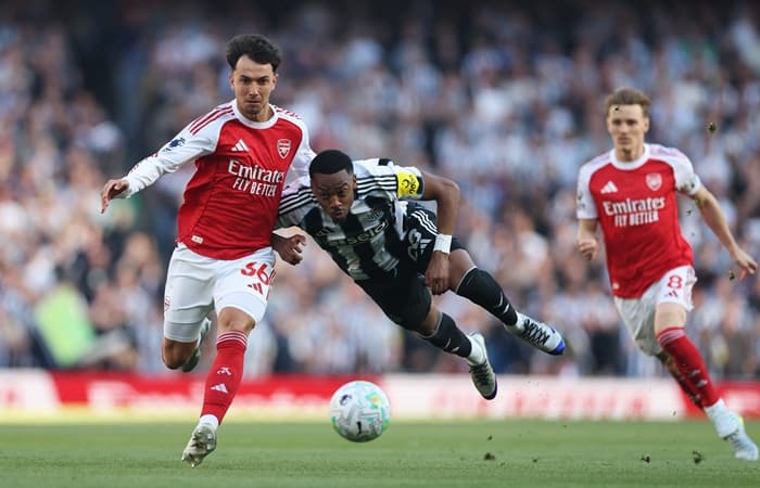 “Arsenal” İngiltərə çempionatında yenidən lider oldu