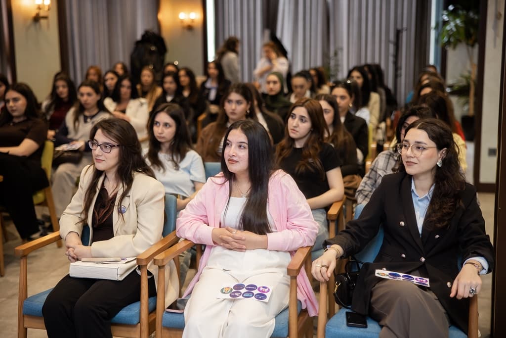 Süni intellektlə yeni başlanğıc: Region gənc qadınları üçün 2 günlük intensiv AI düşərgəsi keçirilib - Şəkil 2