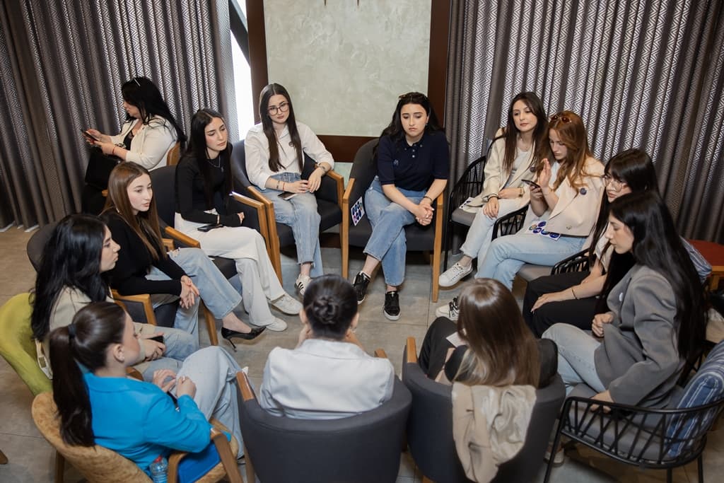 Süni intellektlə yeni başlanğıc: Region gənc qadınları üçün 2 günlük intensiv AI düşərgəsi keçirilib - Şəkil 6