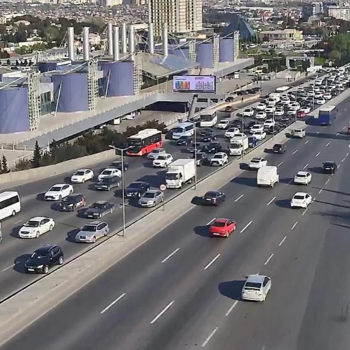 Bakıda 13 istiqamətdə tıxac müşahidə olunur
