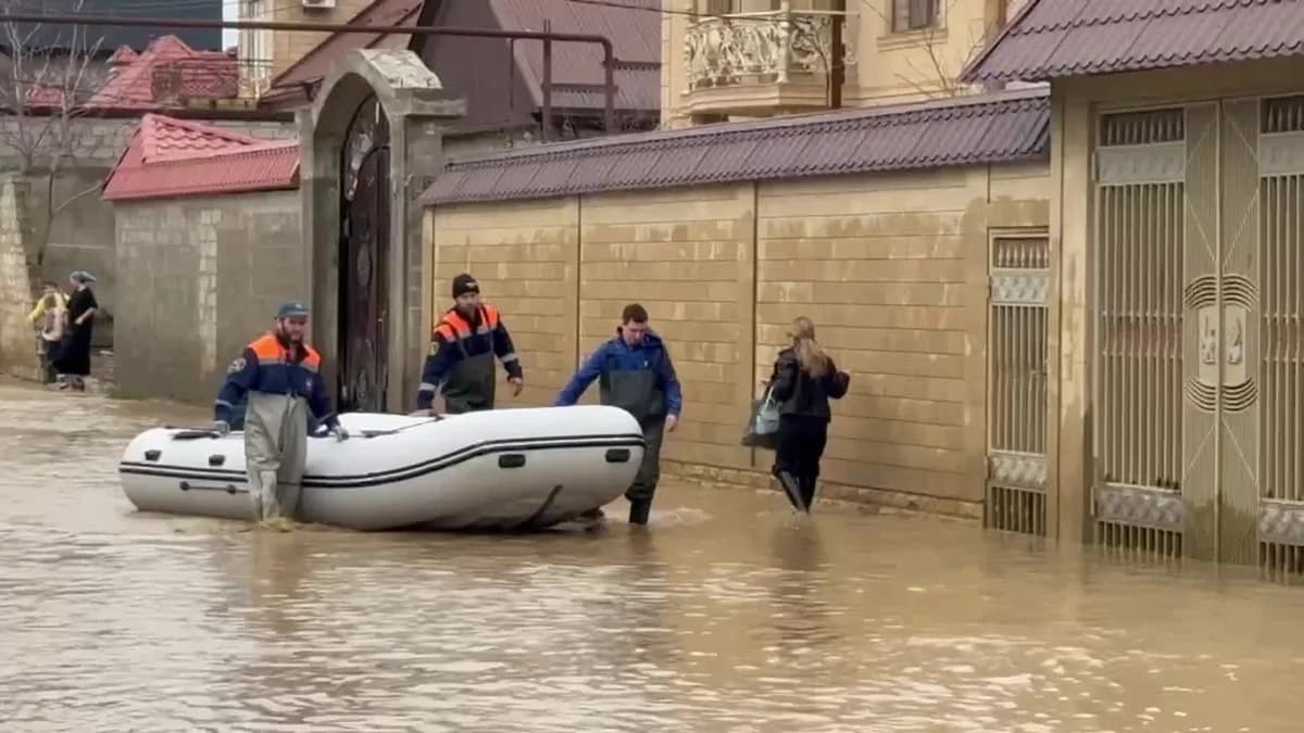 Ölkədə sel nəticəsində dağılan evlərin tikintisi həyata keçiriləcək Ölkədə sel nəticəsində dağılan evlərin tikintisi həyata keçiriləcək