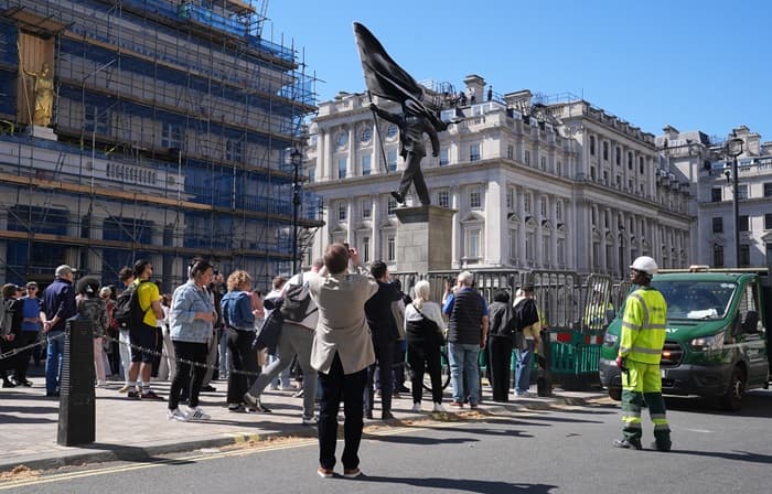 Benksi Londondakı sirli heykəlin müəllifi olduğunu təsdiqləyib Benksi Londondakı sirli heykəlin müəllifi olduğunu təsdiqləyib