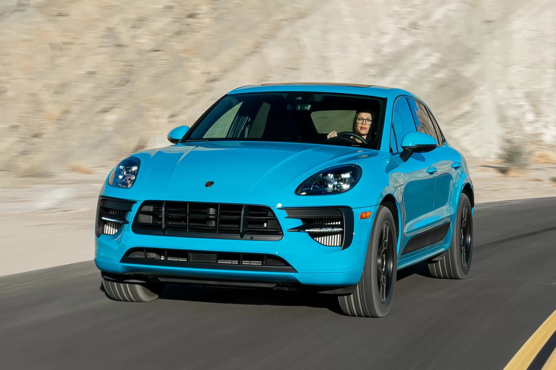 Porsche benzin mühərrikli Macan ilə bu yay vidalaşır