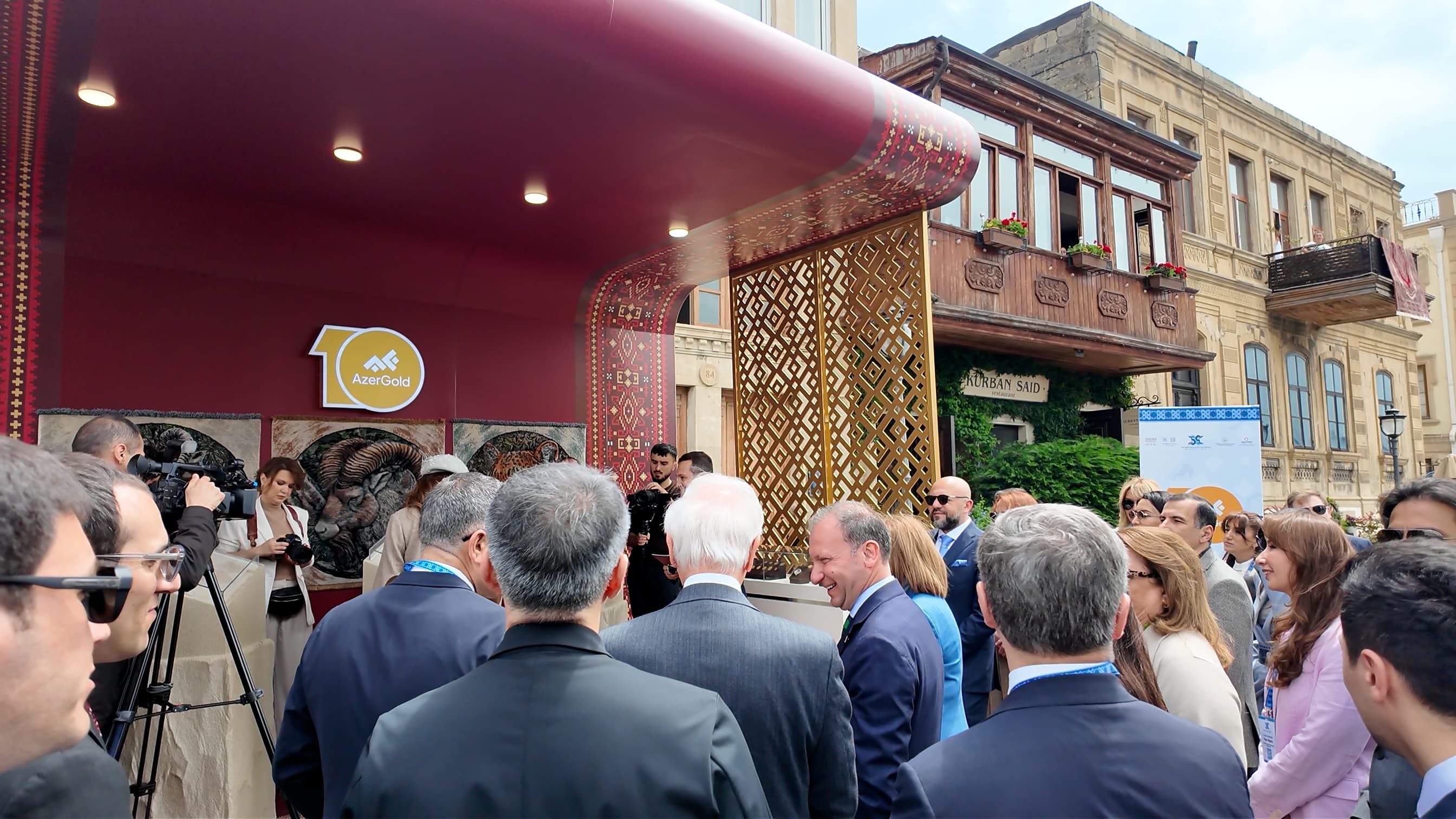 “AzerGold”un qızıl və gümüş məhsulları Beynəlxalq Xalça Festivalında nümayiş olunub - Şəkil 2