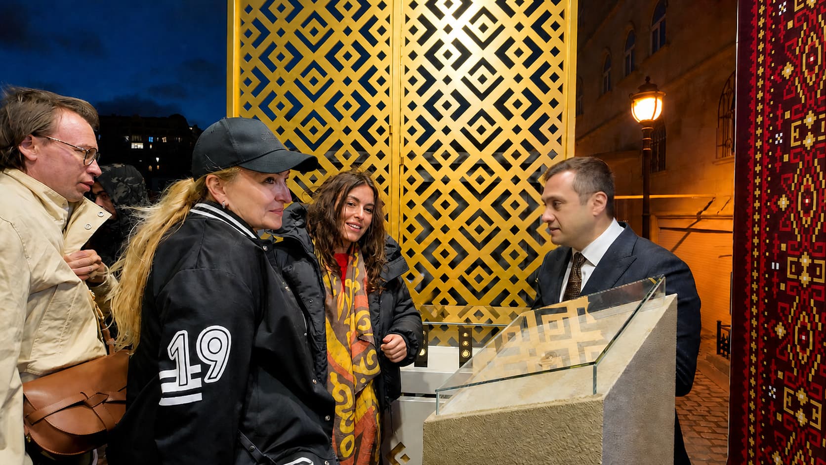 “AzerGold”un qızıl və gümüş məhsulları Beynəlxalq Xalça Festivalında nümayiş olunub - Şəkil 3
