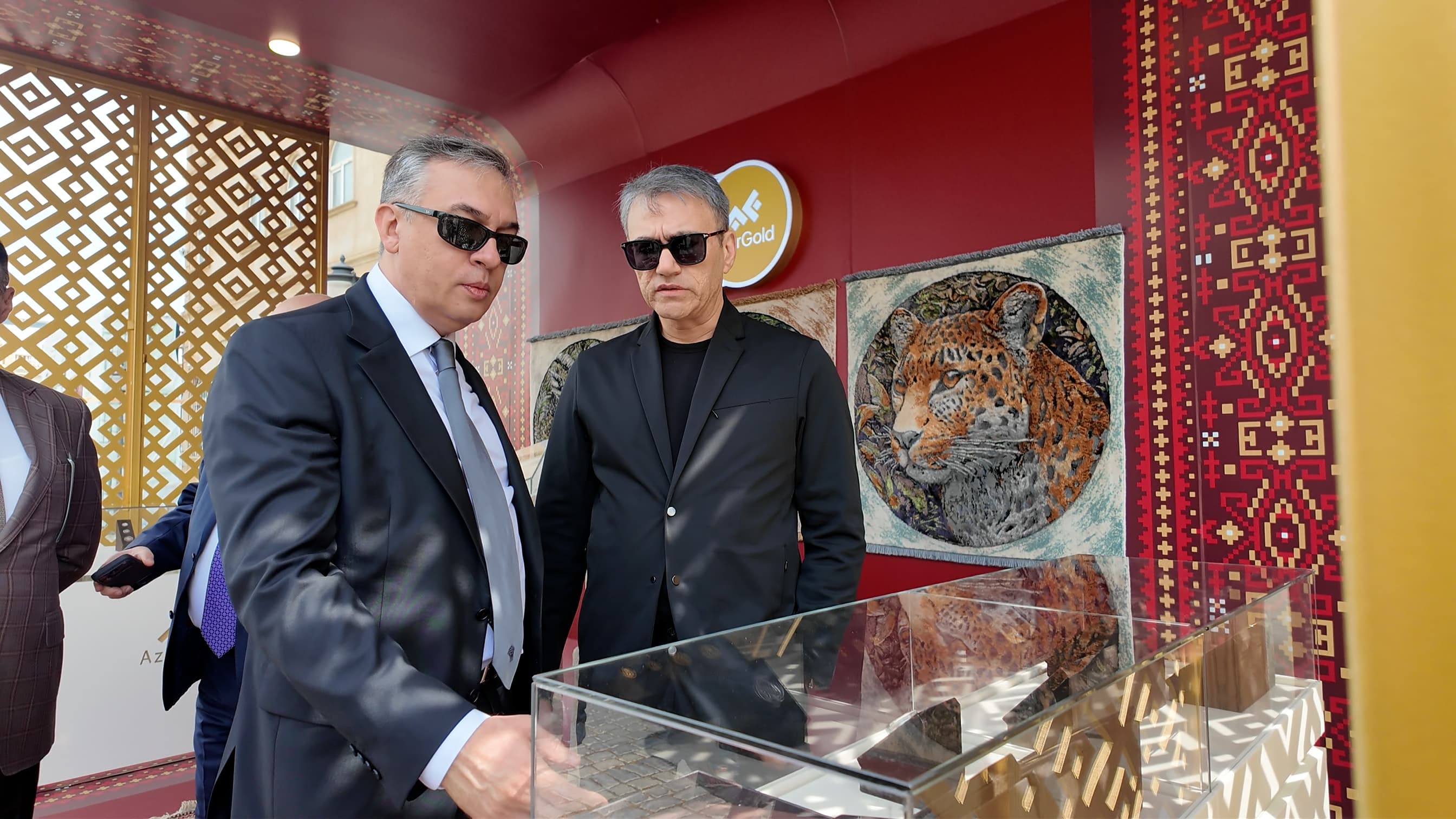 “AzerGold”un qızıl və gümüş məhsulları Beynəlxalq Xalça Festivalında nümayiş olunub - Şəkil 4