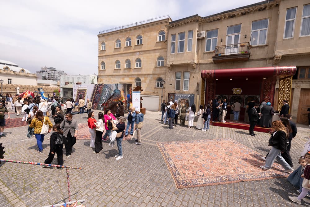 “AzerGold”un qızıl və gümüş məhsulları Beynəlxalq Xalça Festivalında nümayiş olunub - Şəkil 7