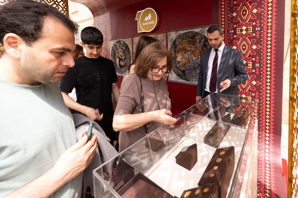 “AzerGold”un qızıl və gümüş məhsulları Beynəlxalq Xalça Festivalında nümayiş olunub - Şəkil 8