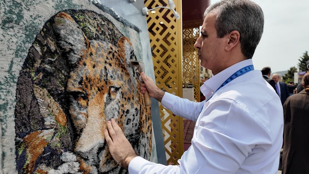 “AzerGold”un qızıl və gümüş məhsulları Beynəlxalq Xalça Festivalında nümayiş olunub - Şəkil 9