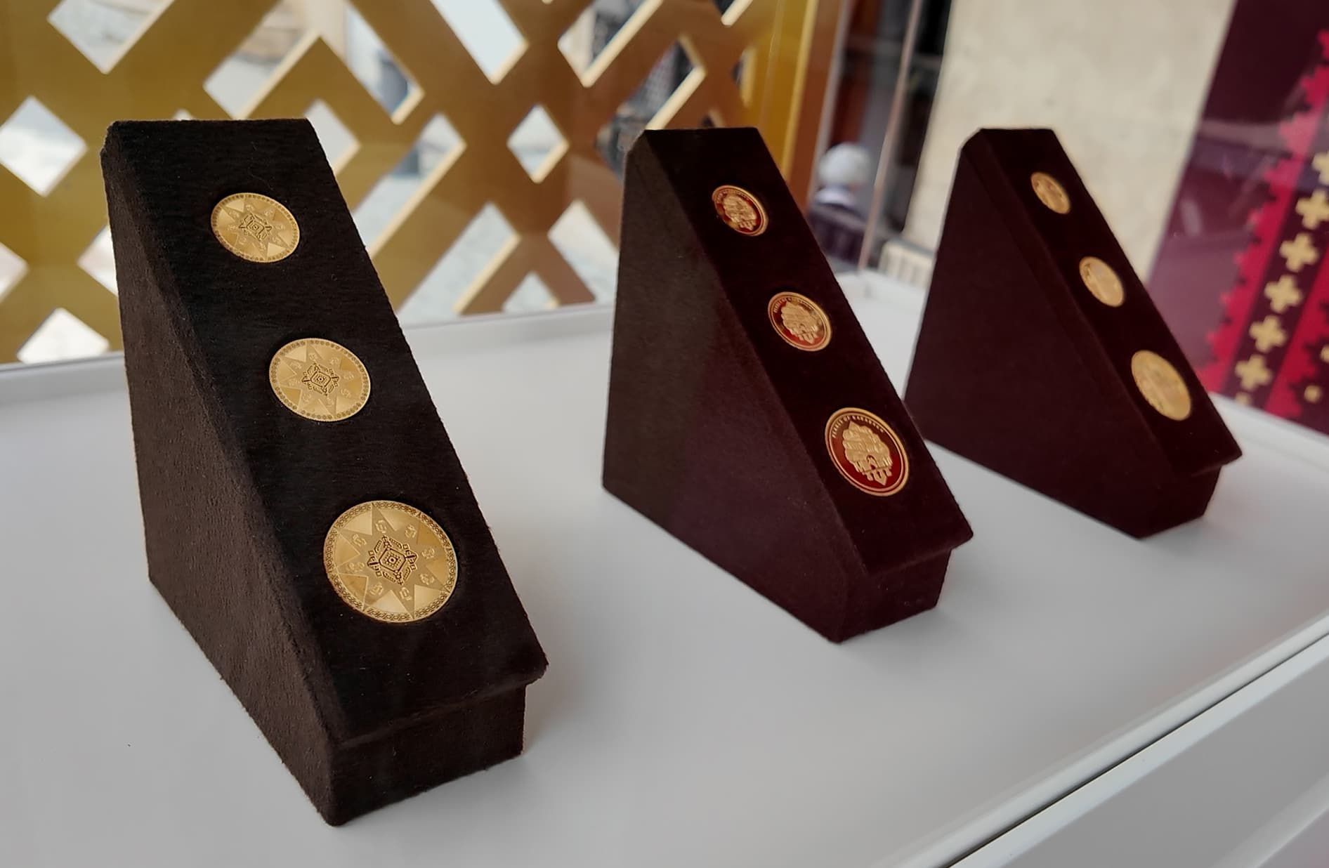 “AzerGold”un qızıl və gümüş məhsulları Beynəlxalq Xalça Festivalında nümayiş olunub - Şəkil 12