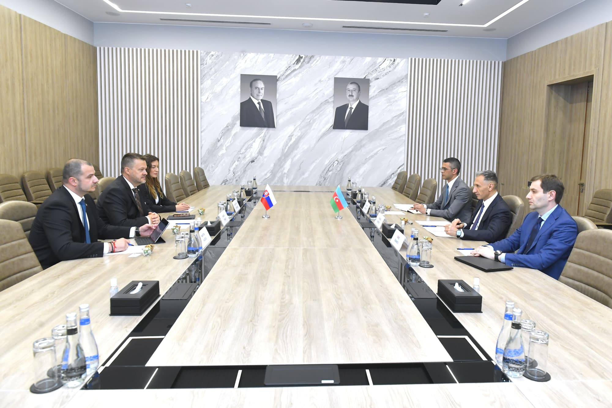 Rəşad Nəbiyev Slovakiya rəsmisi ilə rəqəmsallaşma və innovasiya sahəsində əməkdaşlığı müzakirə edib - Şəkil 1
