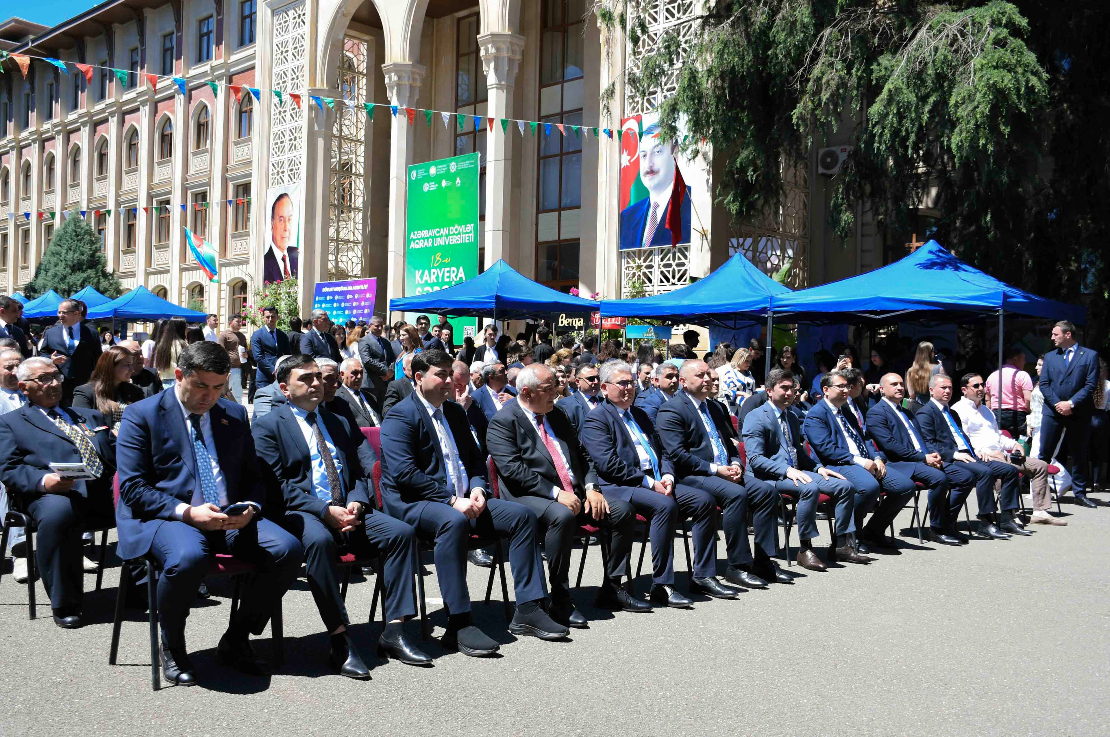 ADAU-da 18-ci Karyera Sərgisi – 900-dən Çox Vakansiya Təqdim Olundu ADAU-da 18-ci Karyera Sərgisi – 900-dən Çox Vakansiya Təqdim Olundu - Şəkil 5