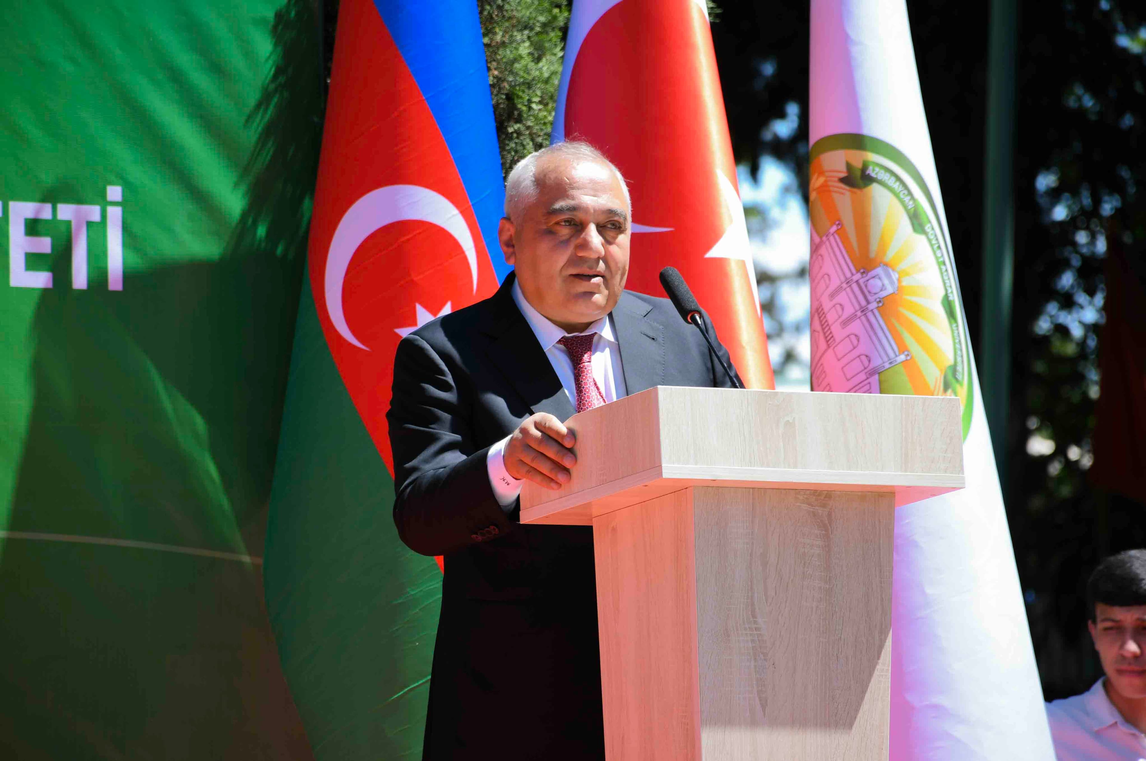 ADAU-da 18-ci Karyera Sərgisi – 900-dən Çox Vakansiya Təqdim Olundu ADAU-da 18-ci Karyera Sərgisi – 900-dən Çox Vakansiya Təqdim Olundu - Şəkil 9