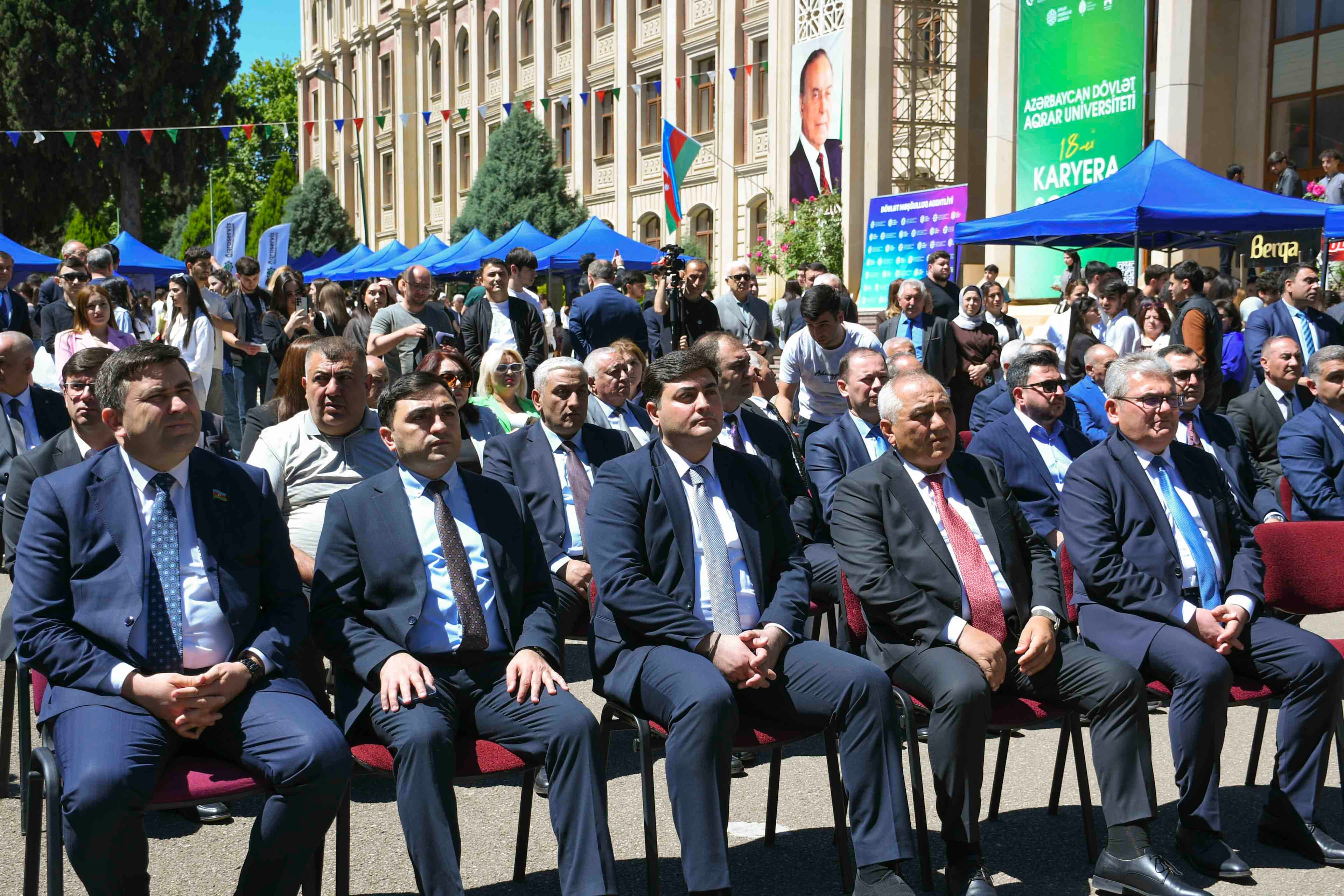 ADAU-da 18-ci Karyera Sərgisi – 900-dən Çox Vakansiya Təqdim Olundu ADAU-da 18-ci Karyera Sərgisi – 900-dən Çox Vakansiya Təqdim Olundu - Şəkil 11