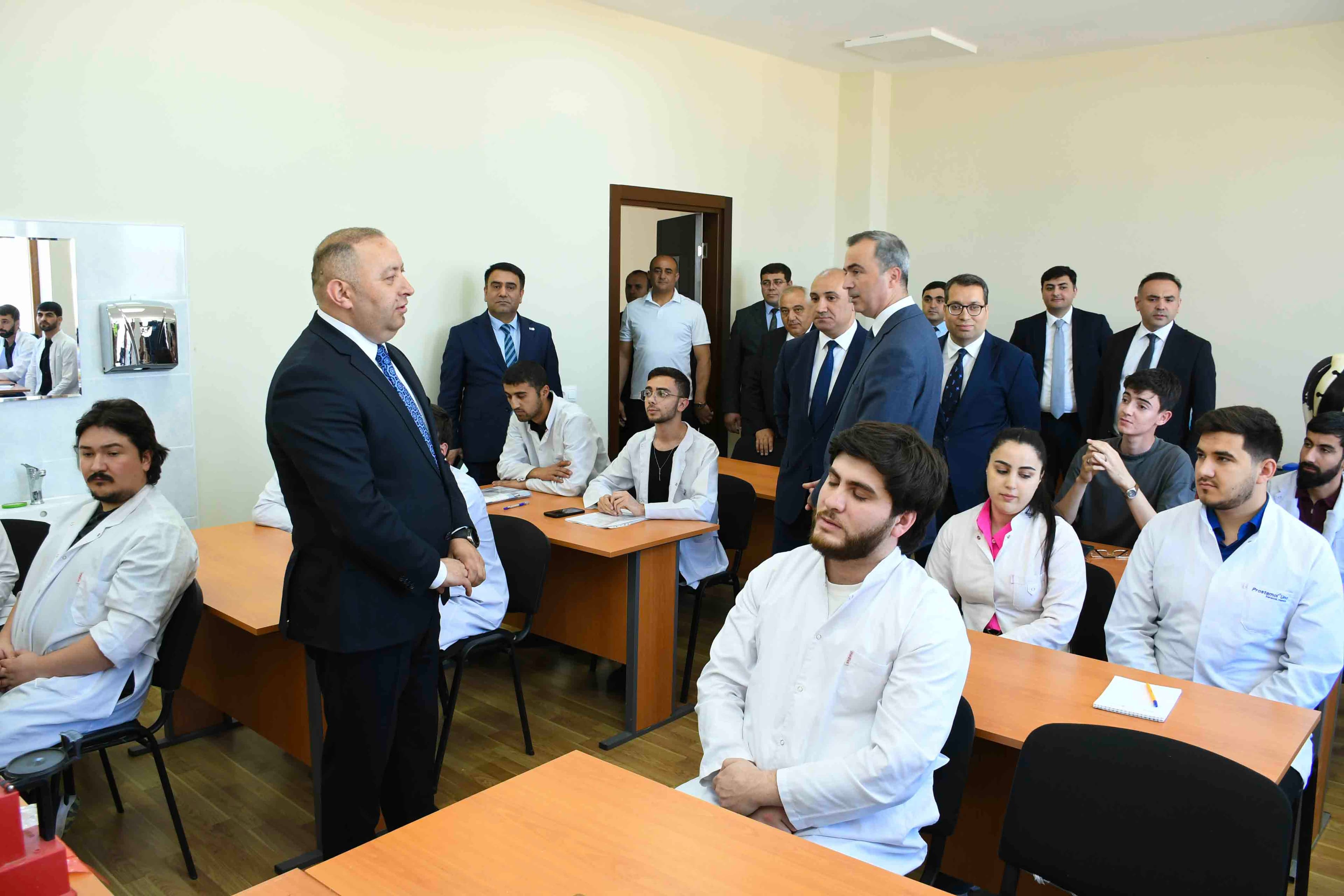 ADAU-da 18-ci Karyera Sərgisi – 900-dən Çox Vakansiya Təqdim Olundu ADAU-da 18-ci Karyera Sərgisi – 900-dən Çox Vakansiya Təqdim Olundu - Şəkil 17