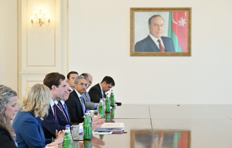 Prezident İlham Əliyev ABŞ Dövlət katibinin iqtisadiyyat, enerji və biznes məsələləri üzrə köməkçisinin başçılıq etdiyi nümayəndə heyətini qəbul edib - Şəkil 1