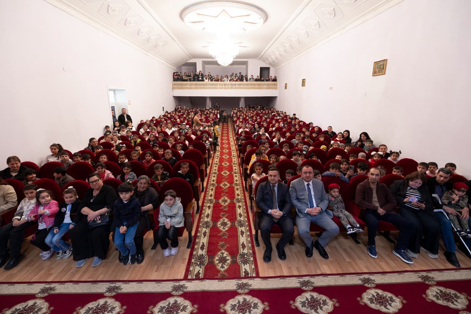 “AzerGold” QSC Uşaqların Beynəlxalq Müdafiəsi Günü münasibətilə Göygöl və Daşkəsəndə səyyar tamaşalar təşkil edib - Şəkil 9
