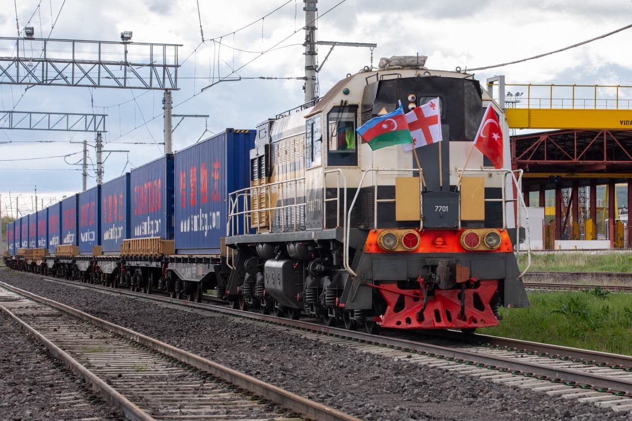 Bakı–Tbilisi–Qars dəmir yolu yenidən istifadəyə verildi: illik yükdaşıma 5 milyon tona çatdı Bakı–Tbilisi–Qars dəmir yolu yenidən istifadəyə verildi: illik yükdaşıma 5 milyon tona çatdı - Şəkil 4